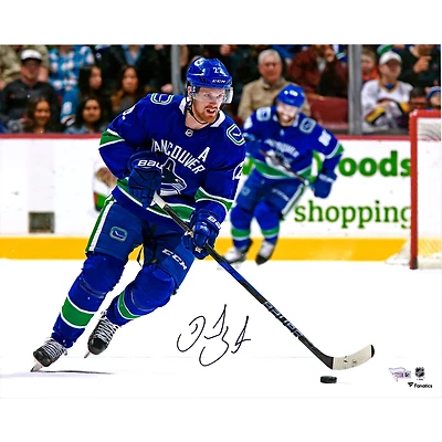 Daniel Sedin Vancouver Canucks Photographie autographiée de patinage en jersey bleu 40,6 x 50,8 cm