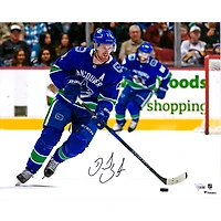 Daniel Sedin Vancouver Canucks Photographie autographiée de patinage en jersey bleu 40,6 x 50,8 cm
