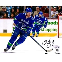 Photographie de patinage en maillot bleu de 8 po x 10 po autographiée par Daniel Sedin Vancouver Canucks
