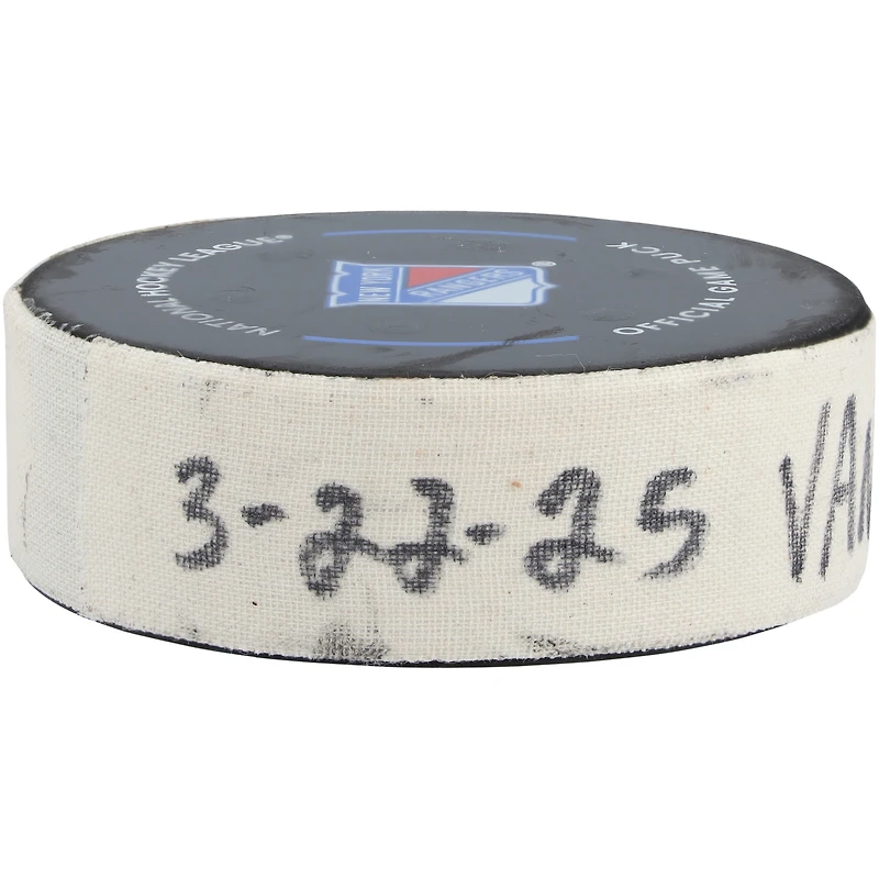 Rondelle de but utilisée par Drew O'Connor lors du match des Canucks de Vancouver contre les Rangers de New York, le 22 mars 2025