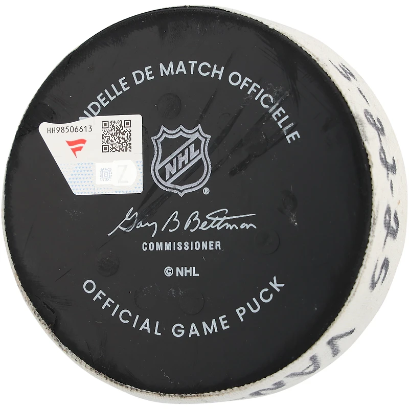 Rondelle de but utilisée par Drew O'Connor lors du match des Canucks de Vancouver contre les Rangers de New York, le 22 mars 2025