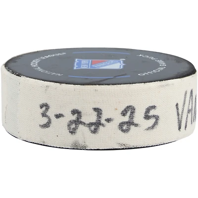 Rondelle de but utilisée par Drew O'Connor lors du match des Canucks de Vancouver contre les Rangers de New York, le 22 mars 2025
