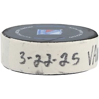 Rondelle de but utilisée par Drew O'Connor lors du match des Canucks de Vancouver contre les Rangers de New York, le 22 mars 2025