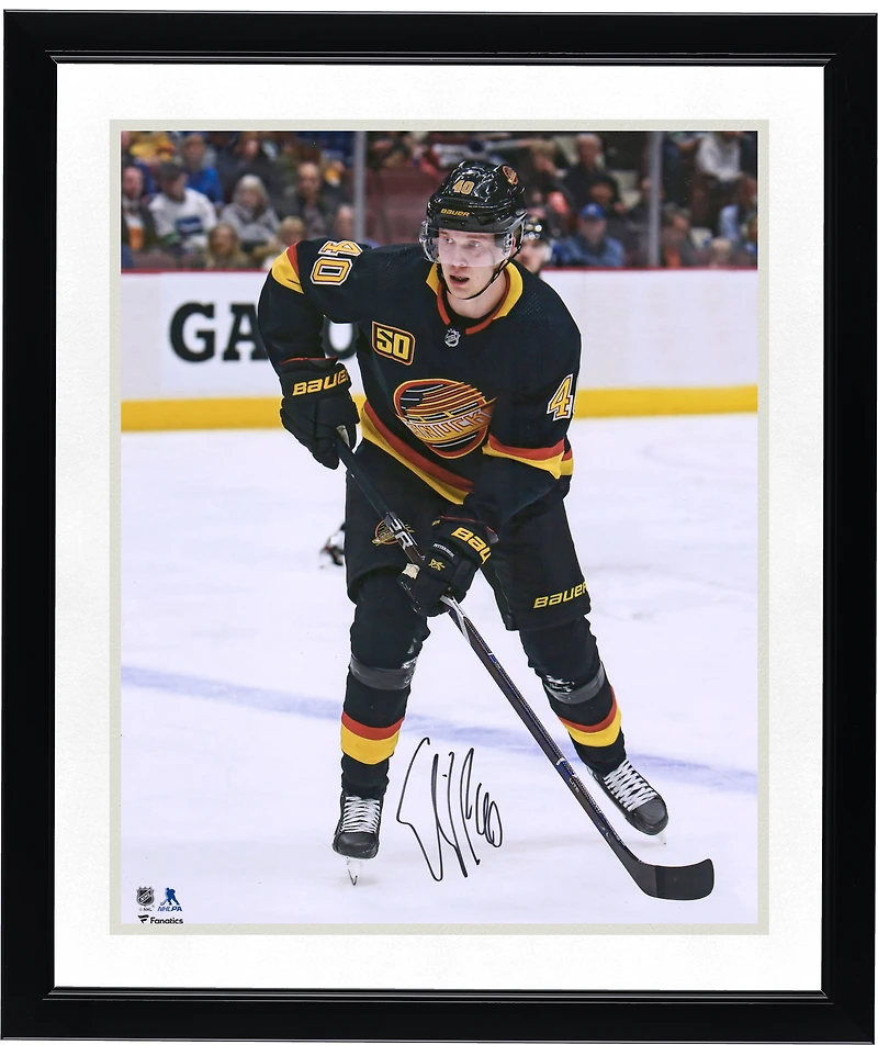 Photo de patinage autographiée d'Elias Pettersson, joueur des Canucks de Vancouver, format 16 po x 20 po, portant un chandail alternatif noir.