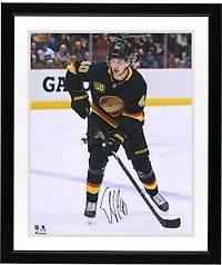 Photo de patinage autographiée d'Elias Pettersson, joueur des Canucks de Vancouver, format 16 po x 20 po, portant un chandail alternatif noir.