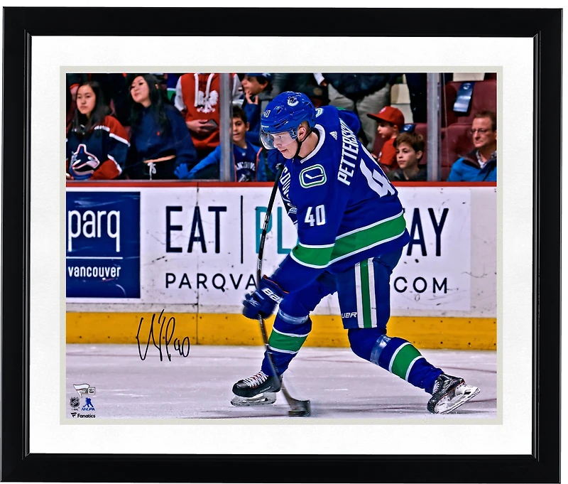 Photo de tir autographiée d'Elias Pettersson, joueur des Canucks de Vancouver, en maillot bleu (16 po x 20 po).