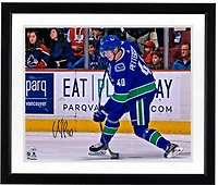 Photo de tir autographiée d'Elias Pettersson, joueur des Canucks de Vancouver, en maillot bleu (16 po x 20 po).