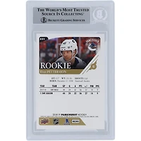 Carte de recrue authentifiée 2018-19 Upper Deck Parkhurst #331 signée Elias Pettersson par les Canucks de Vancouver avec l'inscription « 2019 Calder » et présentée par des fanatiques de Beckett