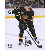 Elias Pettersson Vancouver Canucks dédicacé 8" x 10" Photographie de patinage en jersey alternatif noir