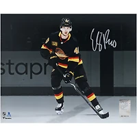 Photographie dédicacée de 20 x 25 cm par Elias Pettersson, maillot noir des Canucks de Vancouver