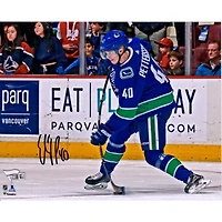 Photo de tir autographiée d'Elias Pettersson, joueur des Canucks de Vancouver (maillot bleu, format 8 x 10 pouces).