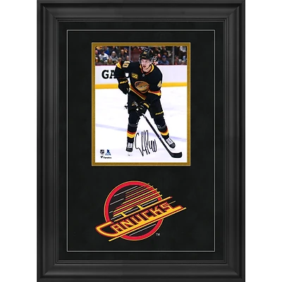 Photographie encadrée de luxe autographiée de 8" x 10" par Elias Pettersson des Vancouver Canucks en maillot alternatif noir