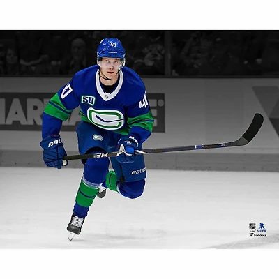 Photo d'Elias Pettersson, Canucks de Vancouver, maillot alternatif bleu non signé, en pleine action