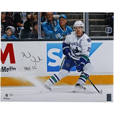 Photographie autographiée de 16" x 20" de Henrik Sedin, joueur de Vancouver Canucks, maillot blanc avec inscription "HOF 22" - Édition limitée à 33 exemplaires