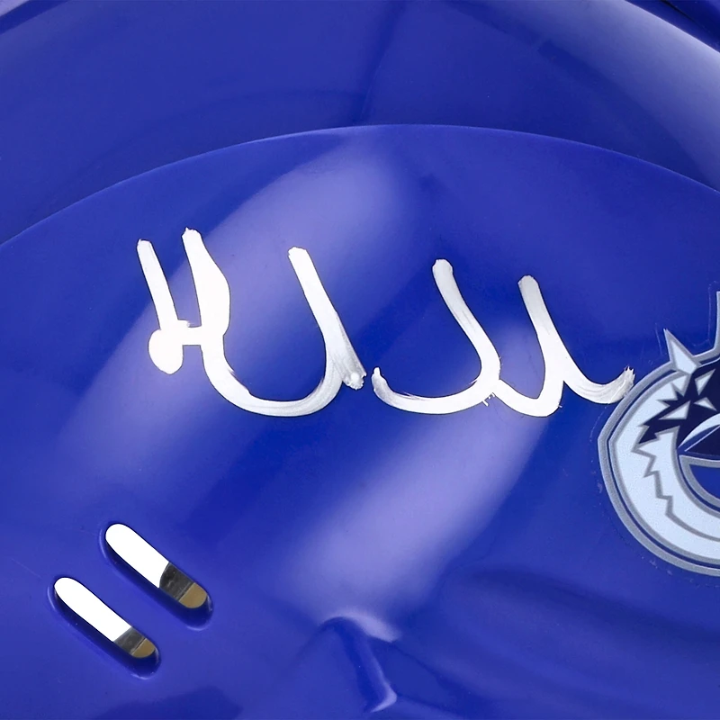 Casque miniature bleu autographié par Henrik Sedin des Vancouver Canucks avec l'inscription « HOF 22 »