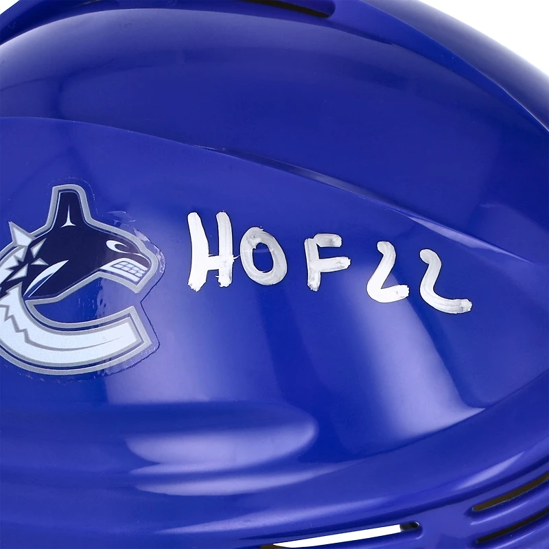 Casque miniature bleu autographié par Henrik Sedin des Vancouver Canucks avec l'inscription « HOF 22 »
