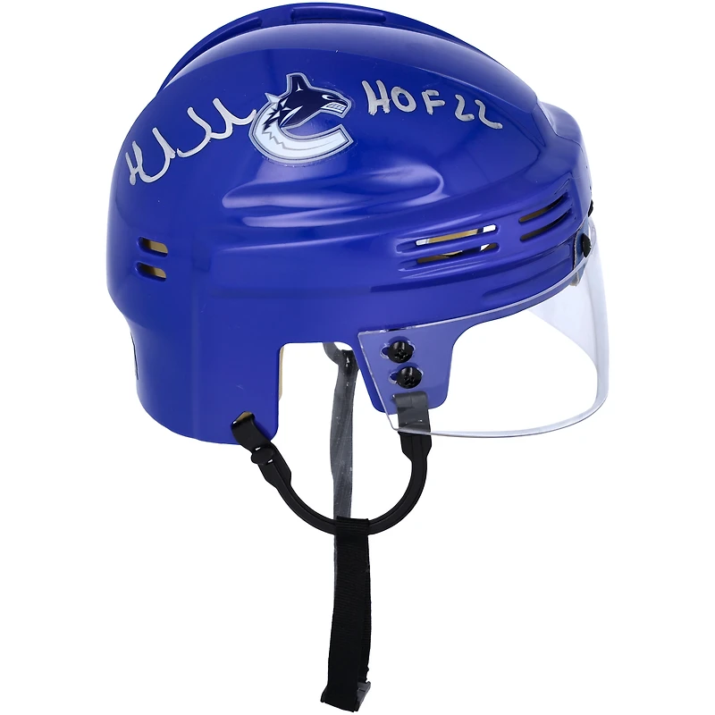 Casque miniature bleu autographié par Henrik Sedin des Vancouver Canucks avec l'inscription « HOF 22 »