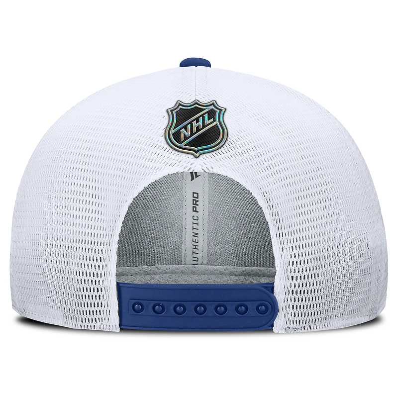 Casquette de camionneur ajustable Authentic Pro Rink Lockup bleu/blanc des Canucks de Vancouver pour hommes