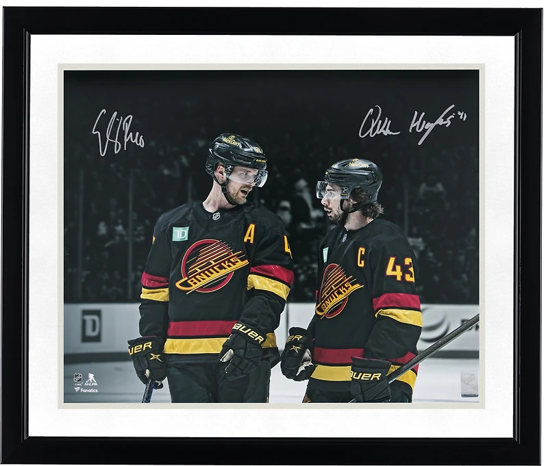 Photo de maillot noir autographiée de Quinn Hughes et Elias Pettersson, joueurs des Canucks de Vancouver (16 po x 20 po).