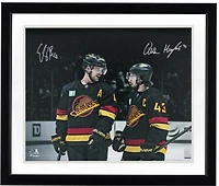 Photo de maillot noir autographiée de Quinn Hughes et Elias Pettersson, joueurs des Canucks de Vancouver (16 po x 20 po).