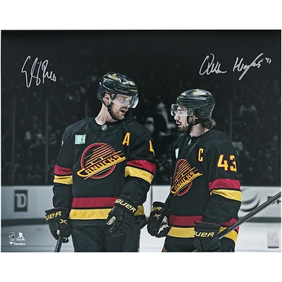 Photographie dédicacée de Quinn Hughes et Elias Pettersson, maillot noir des Canucks de Vancouver, 16" x 20"