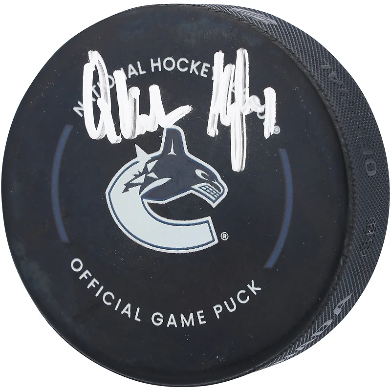 Rondelle de match officielle autographiée par Quinn Hughes des Canucks de Vancouver