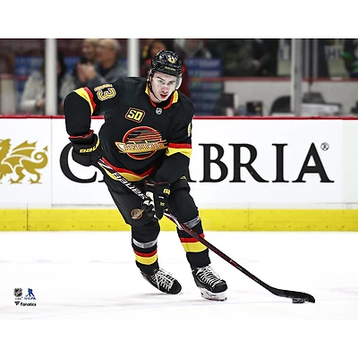 Photographie du maillot alternatif noir non signé de Quinn Hughes des Vancouver Canucks