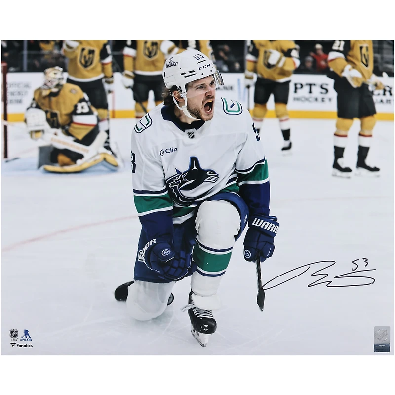 Photo de célébration autographiée de Teddy Blueger, joueur des Canucks de Vancouver, en maillot blanc (16 po x 20 po).