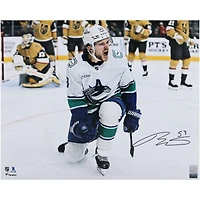 Photo de célébration autographiée de Teddy Blueger, joueur des Canucks de Vancouver, en maillot blanc (16 po x 20 po).