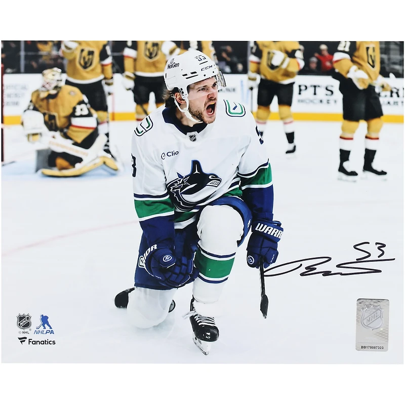 Photographie autographiée de Teddy Blueger, maillot blanc des Canucks de Vancouver, 8" x 10"