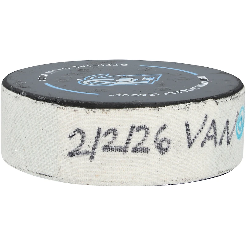 Rondelle de but utilisée par Teddy Blueger, des Canucks de Vancouver, lors du match du 2 février 2026 contre le Mammoth de l'Utah.