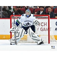 Maillot blanc non signé Thatcher Demko des Vancouver Canucks devant le filet