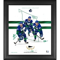 Collage de fondations de franchise encadré des Canucks de Vancouver 15" x 17" avec une rondelle d'occasion de jeu - Édition limitée à 604