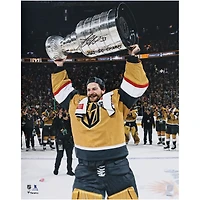 Photo autographiée d'Adin Hill, des Golden Knights de Vegas, champions de la Coupe Stanley 2023. Format 40,6 x 50,8 cm (16 x 20 pouces), le montrant brandissant la Coupe avec l'inscription « Champions de la Coupe Stanley 2023 ».
