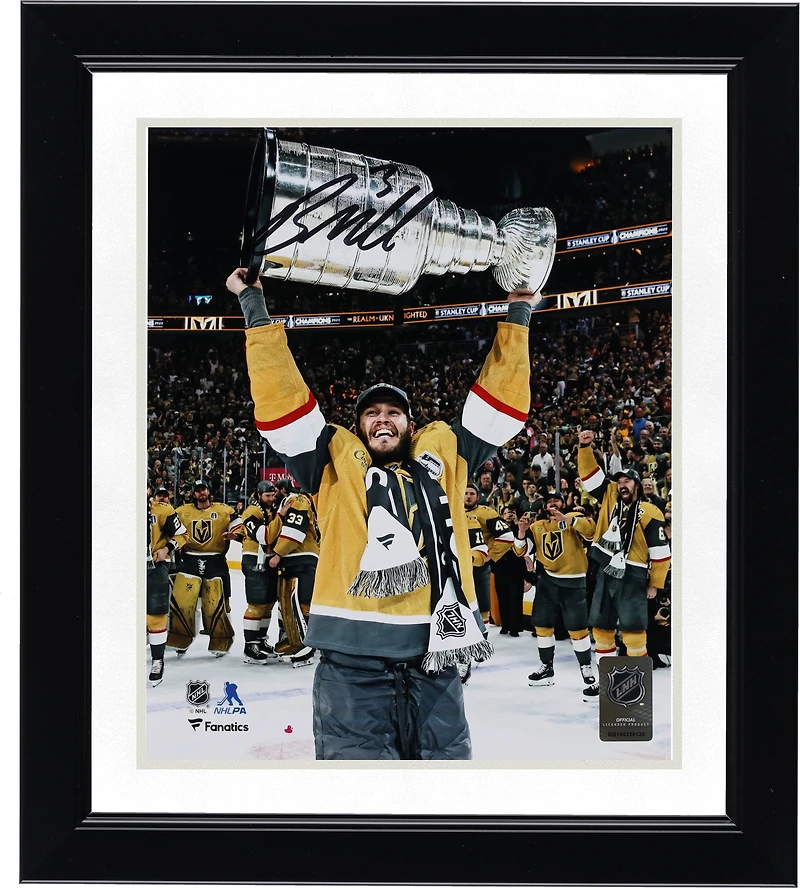 Photographie autographiée de 8" x 10" de Brayden McNabb, champion de la Coupe Stanley 2023, lors de la levée de la Coupe