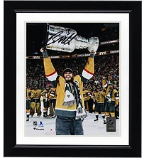 Photographie autographiée de 8" x 10" de Brayden McNabb, champion de la Coupe Stanley 2023, lors de la levée de la Coupe