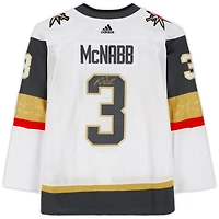 Maillot authentique adidas blanc autographié par Brayden McNabb des Vegas Golden Knights avec écusson de la finale de la Coupe Stanley 2023