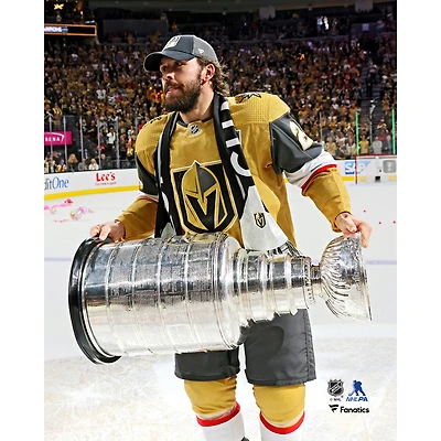 Photographie non signée de Chandler Stephenson des Golden Knights Vegas lors la cérémonie remise Coupe Stanley 2023