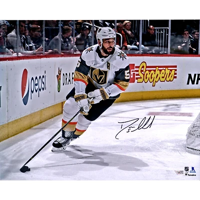 Deryk Engelland Vegas Golden Knights dédicacé 16" x 20" Photographie de patinage en jersey blanc
