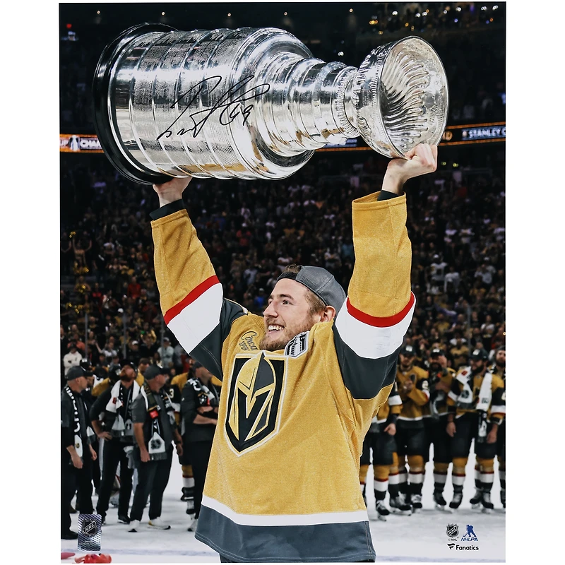 Photo autographiée d'Ivan Barbashev, des Golden Knights de Vegas, champions de la Coupe Stanley 2023 (16 po x 20 po), soulevant la coupe