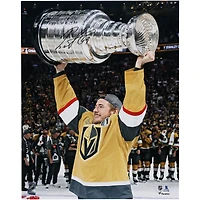 Photo autographiée d'Ivan Barbashev, des Golden Knights de Vegas, champions de la Coupe Stanley 2023 (16 po x 20 po), soulevant la coupe
