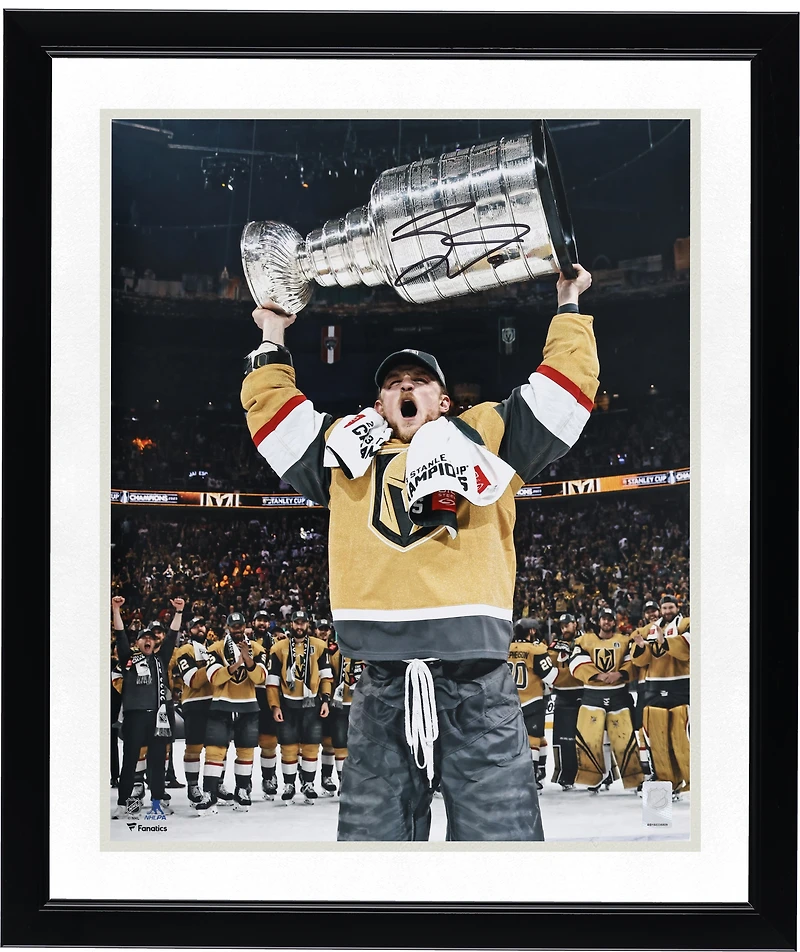 Photo de Jack Eichel, Vegas Golden Knights, champions de la Coupe Stanley 2023, 40,6 x 50,8 cm (16 x 20 pouces), brandissant la coupe.