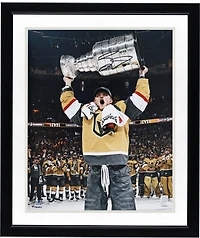 Photo de Jack Eichel, Vegas Golden Knights, champions de la Coupe Stanley 2023, 40,6 x 50,8 cm (16 x 20 pouces), brandissant la coupe.