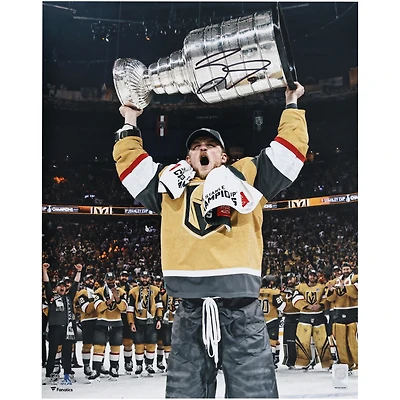 Photo de Jack Eichel, Vegas Golden Knights, champions de la Coupe Stanley 2023, 40,6 x 50,8 cm (16 x 20 pouces), brandissant la coupe.