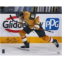 Photographie autographiée de 16" x 20" de Mark Stone, Golden Knights de Vegas, célébrant le cinquième match de la finale de la Coupe Stanley 2023