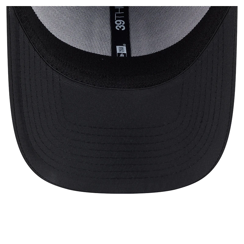 Men's New Era  Black Vegas Golden Knights Blackout 39THIRTY Flex Fit Hat