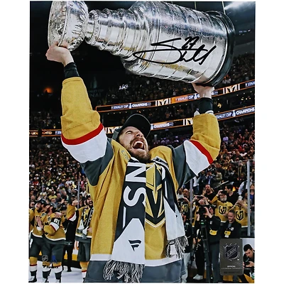 Photographie autographiée de 8" x 10" de Shea Theodore des Golden Knights de Vegas lors de la levée de la Coupe Stanley 2023