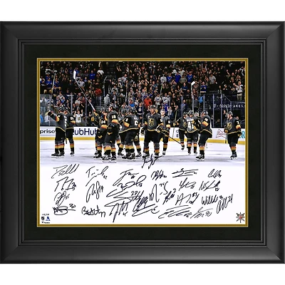 Photo encadrée et autographiée (40,6 x 50,8 cm) des Golden Knights de Vegas, champions de la Conférence Ouest 2018, avec 26 signatures.