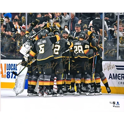 Photographie de célébration d'équipe autographiée de 16" x 20" des Vegas Golden Knights avec plusieurs signatures - Édition limitée à 20