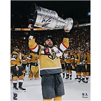 Photographie autographiée de William Carrier des Golden Knights de Vegas lors de la levée de la Coupe Stanley 2023, 16" x 20"